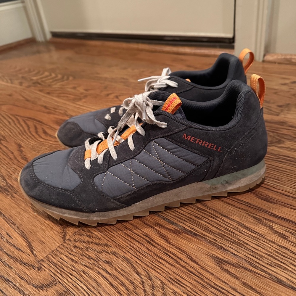 Merrell mens hiking shoes. Gently used